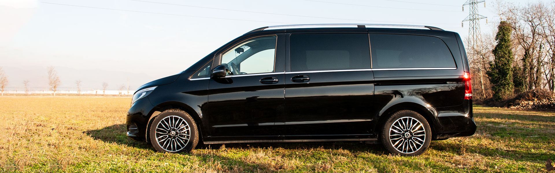 Mercedes Classe V nera di profilo in un campo