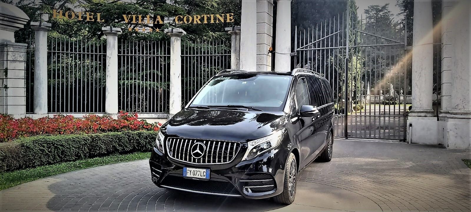 Mercedes Classe V davanti al cancello di una villa
