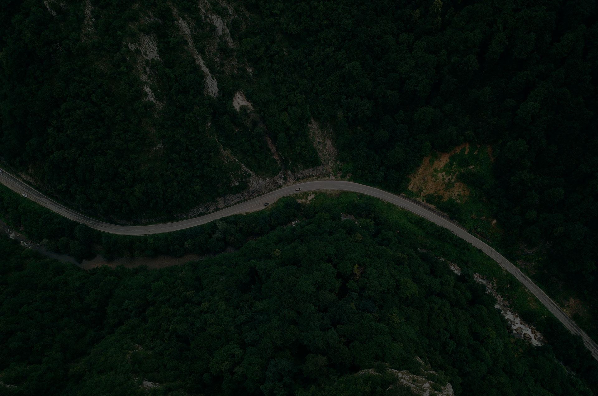 Strada di montagna vista dall’alto